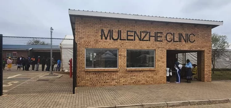 Minister Phaahla open a new clinic in Mulenzhe Village
